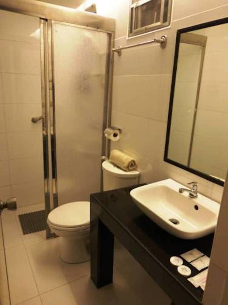 Silver Oaks Suites & Hotel Manila Esterno foto