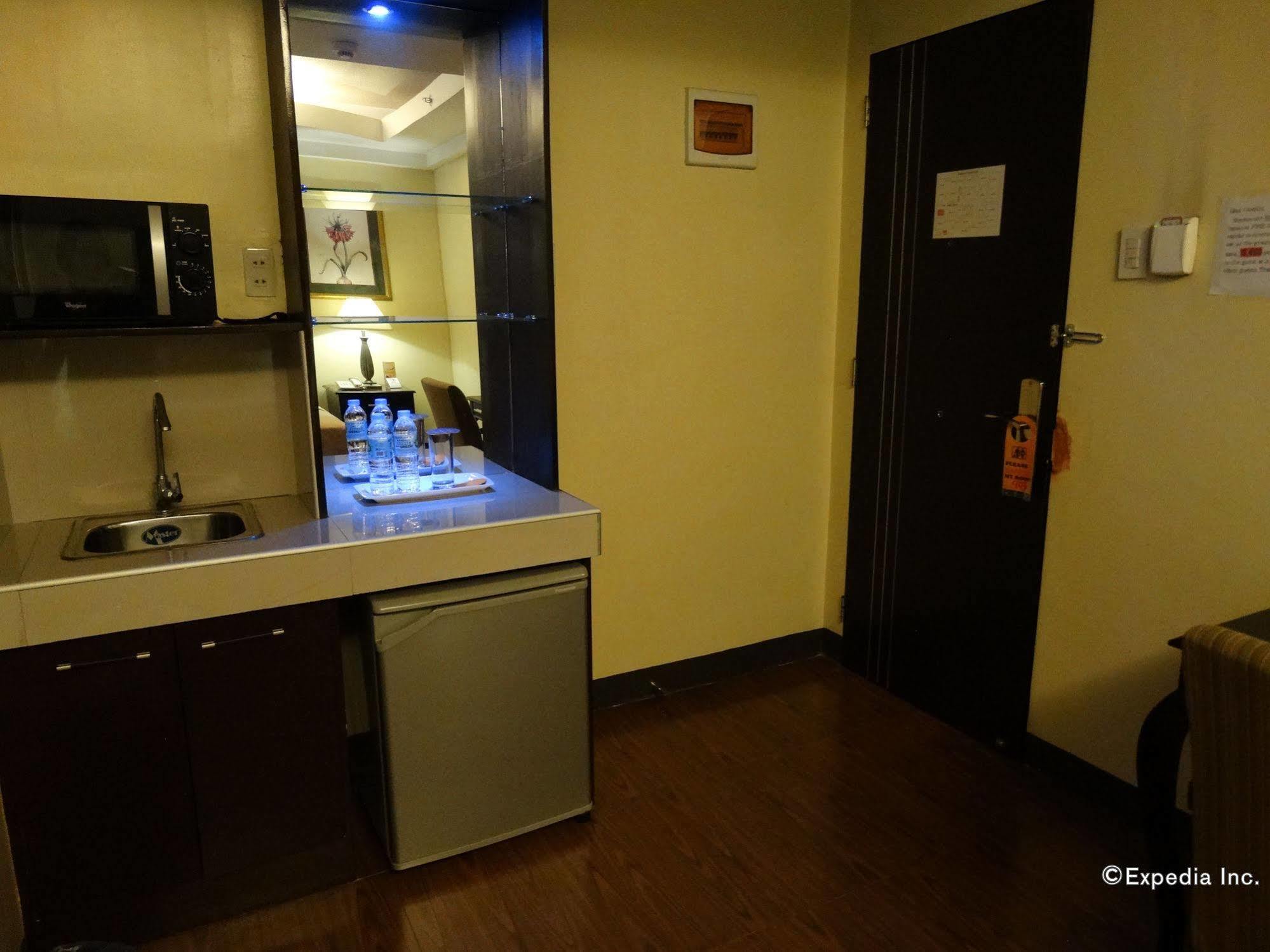 Silver Oaks Suites & Hotel Manila Esterno foto