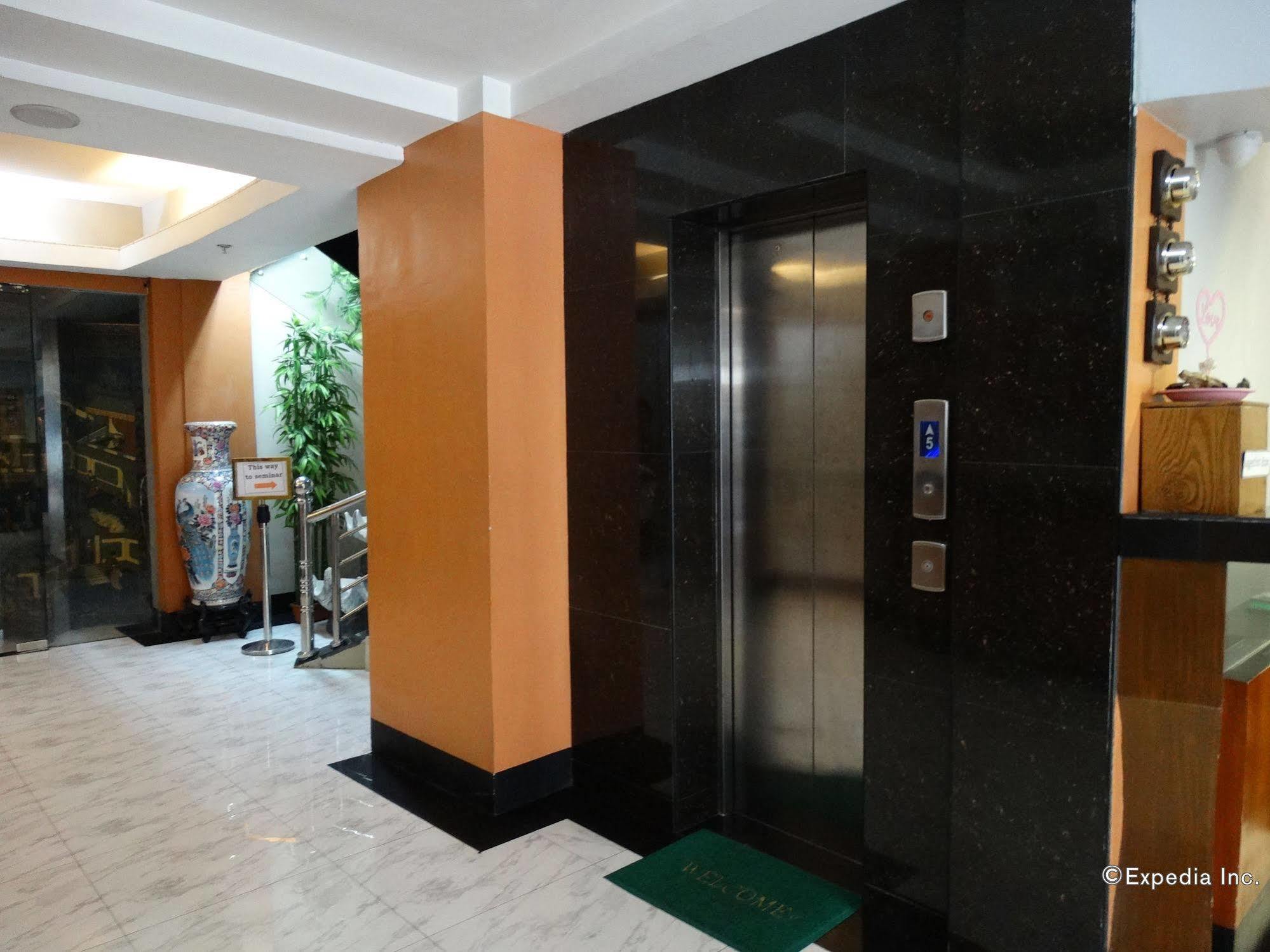 Silver Oaks Suites & Hotel Manila Esterno foto