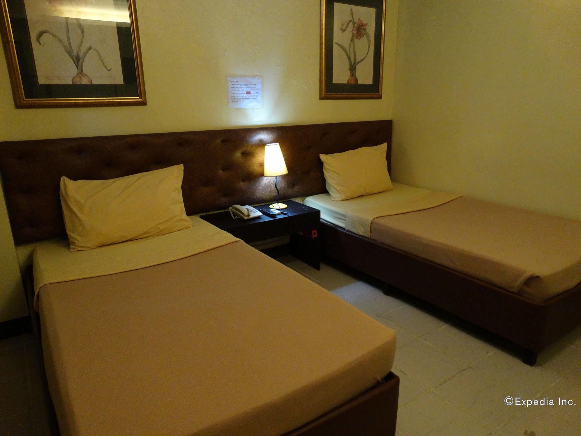 Silver Oaks Suites & Hotel Manila Esterno foto
