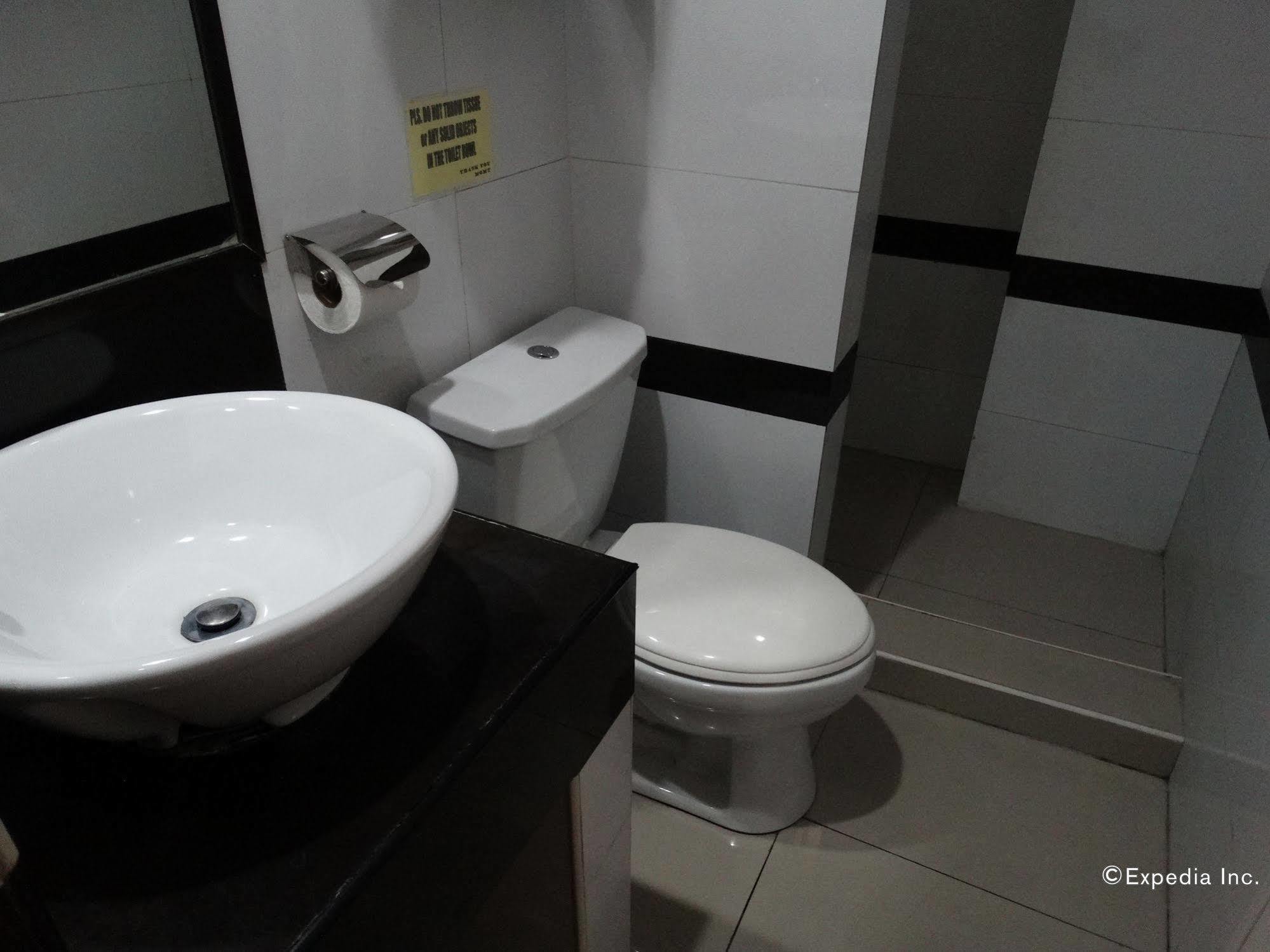 Silver Oaks Suites & Hotel Manila Esterno foto