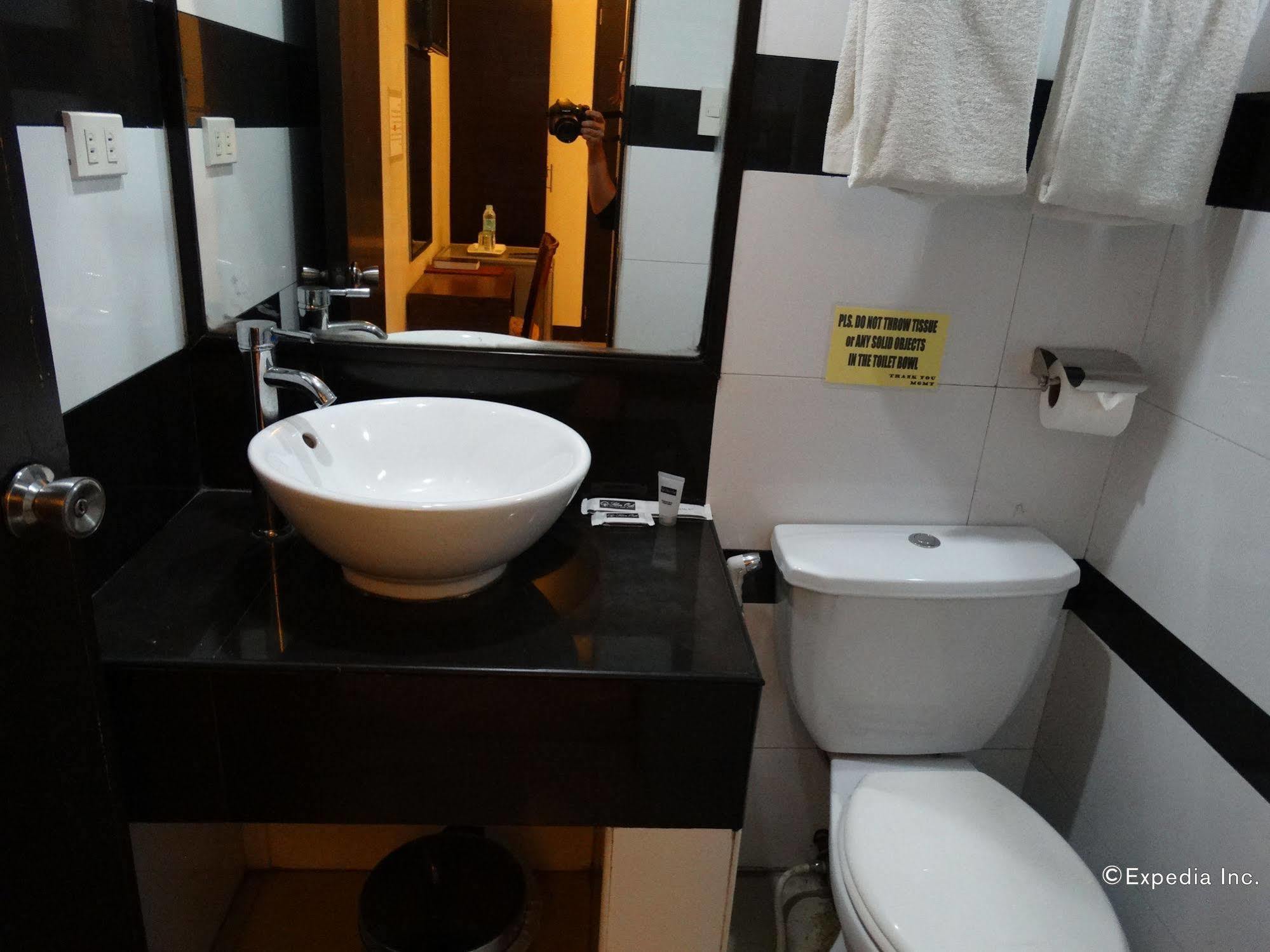 Silver Oaks Suites & Hotel Manila Esterno foto