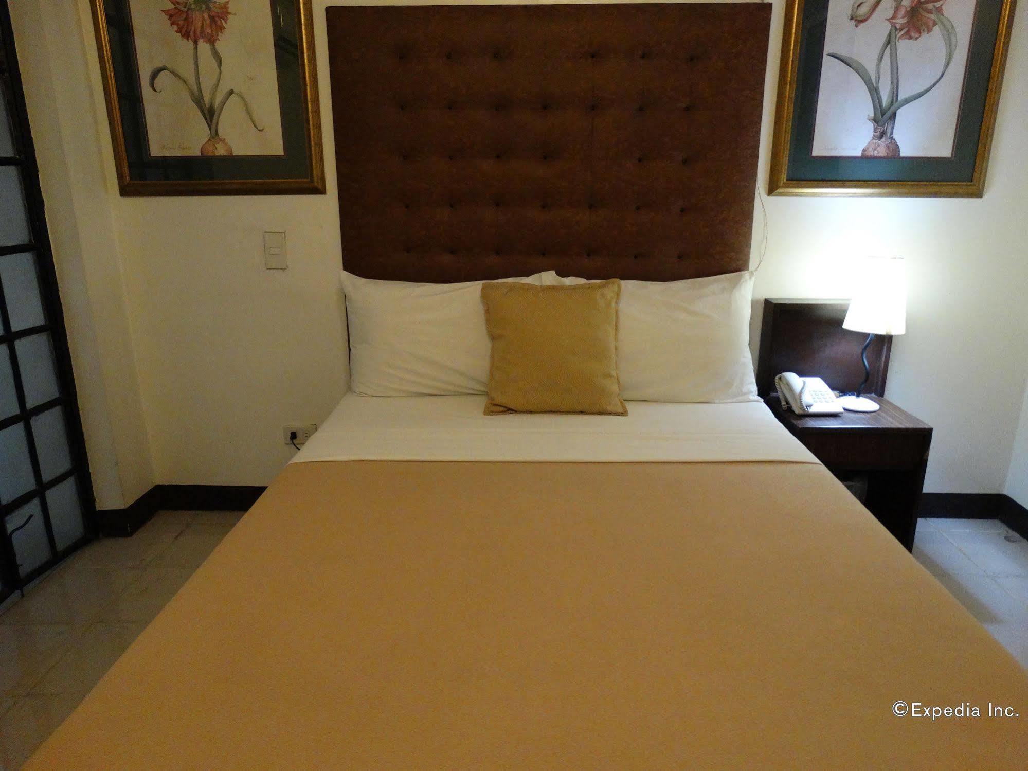 Silver Oaks Suites & Hotel Manila Esterno foto