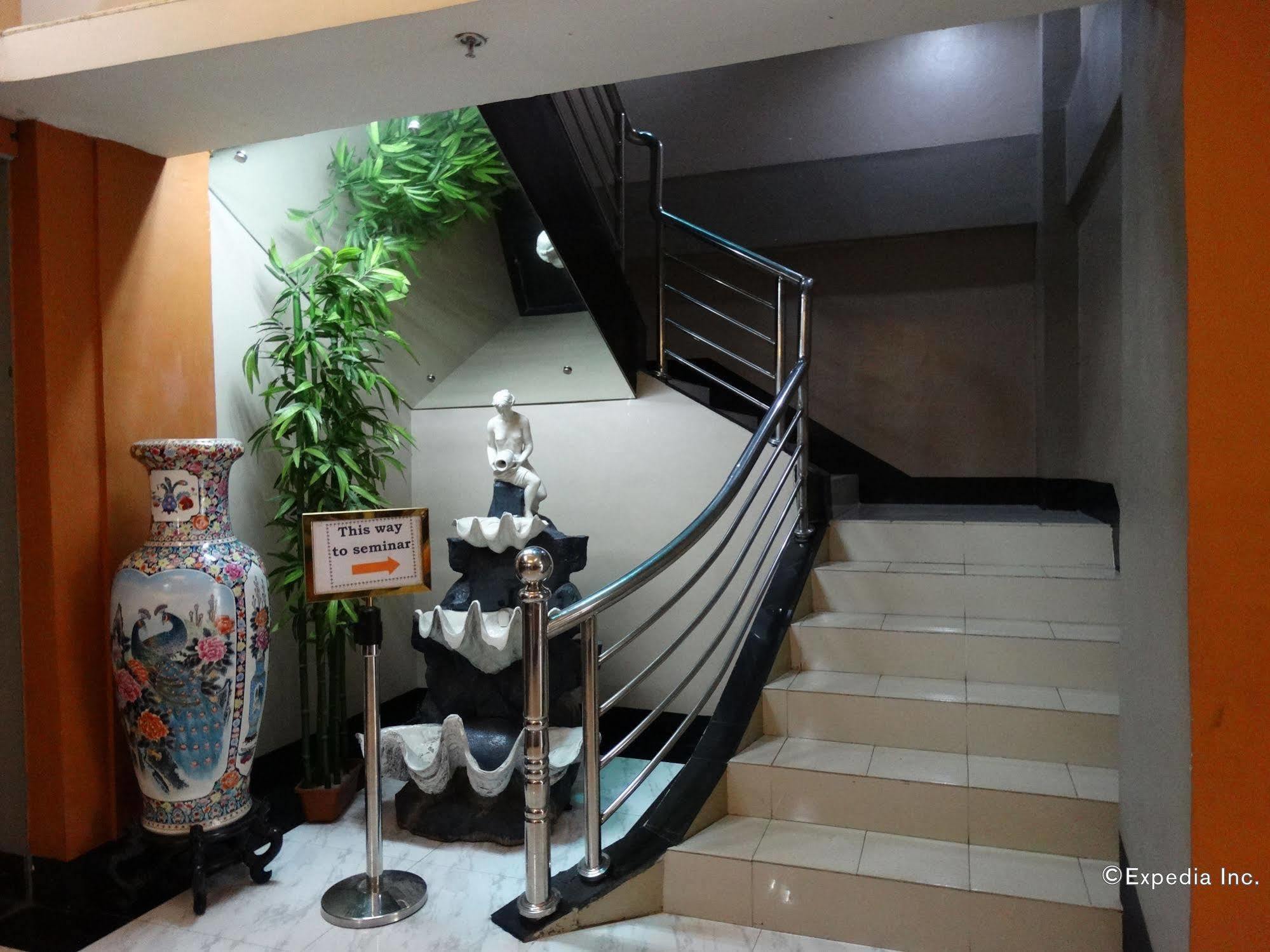 Silver Oaks Suites & Hotel Manila Esterno foto
