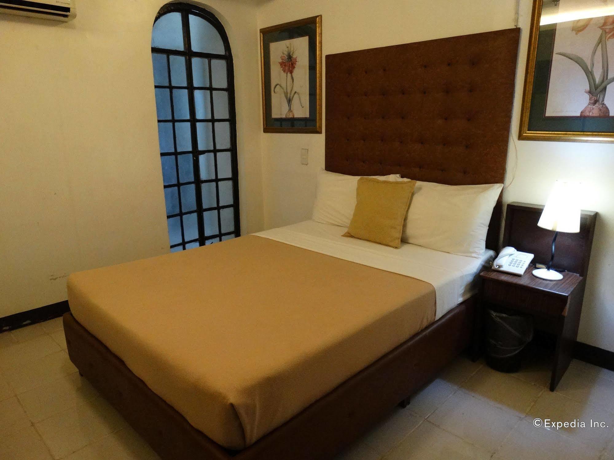 Silver Oaks Suites & Hotel Manila Esterno foto