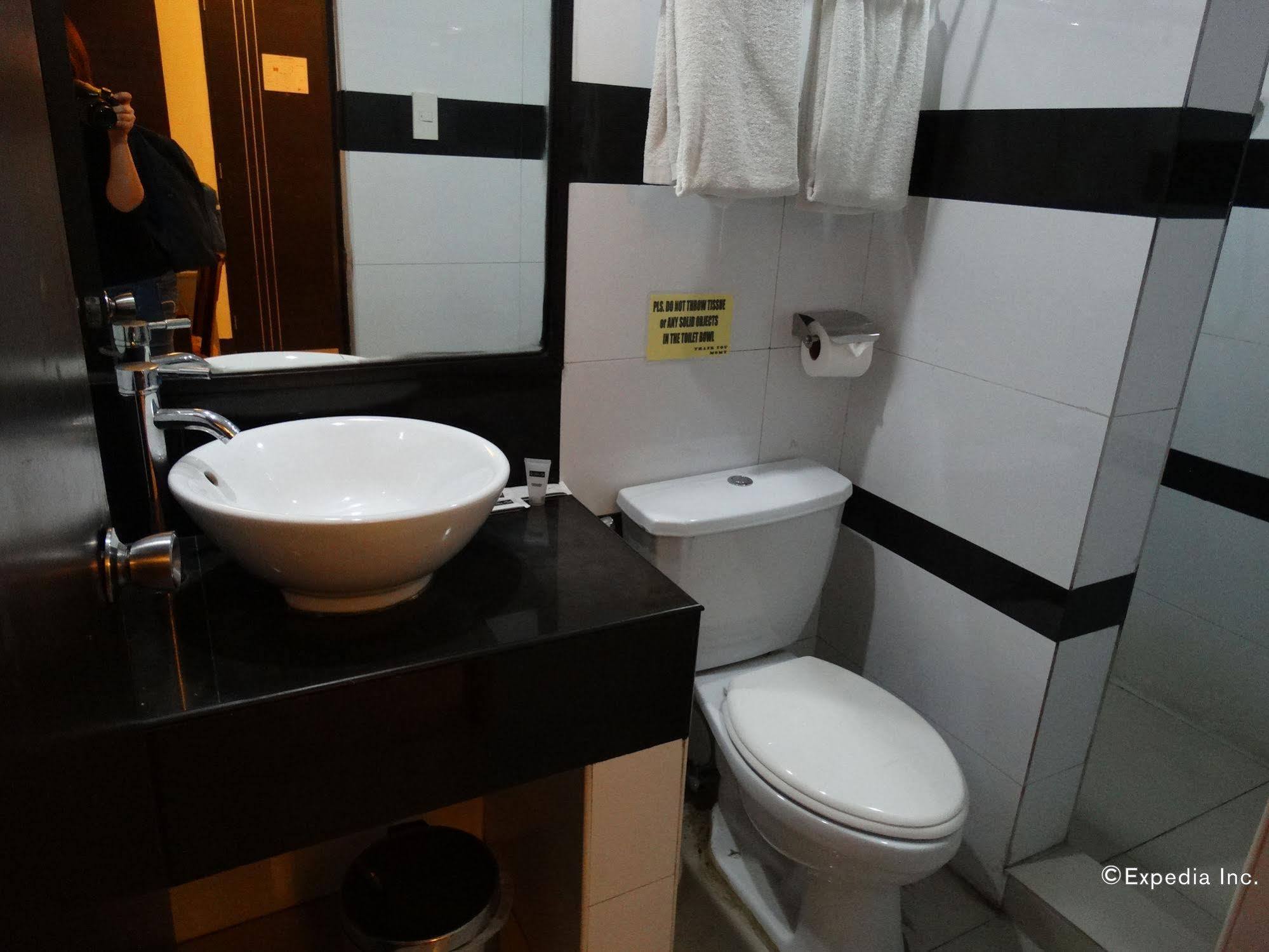 Silver Oaks Suites & Hotel Manila Esterno foto